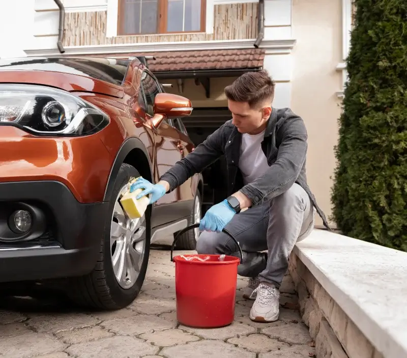Lavage auto à domicile Domats : professionnel intervenant sur un véhicule